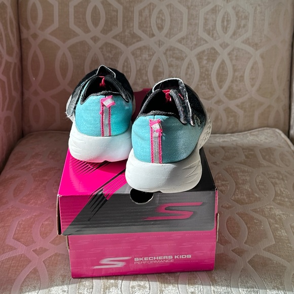 Skechers Girls Running Shoes in Size 2 - Picture 3 of 5